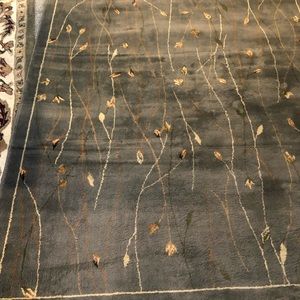 Accent rug.. perfect for entrée or smaller dining room.. never used ..